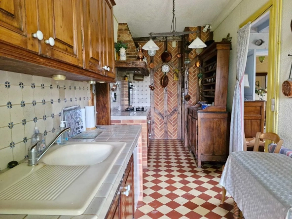 Maison de village authentique avec piscine et terrain constructible à Lamothe-Montravel 