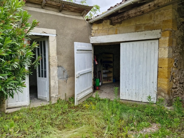 Maison de village authentique avec piscine et terrain constructible à Lamothe-Montravel 