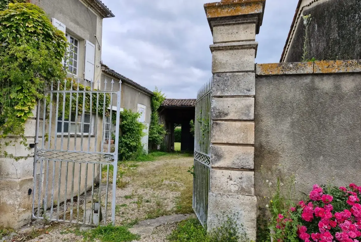 Maison de village authentique avec piscine et terrain constructible à Lamothe-Montravel 