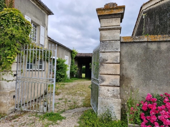 Maison de village authentique avec piscine et terrain constructible à Lamothe-Montravel 