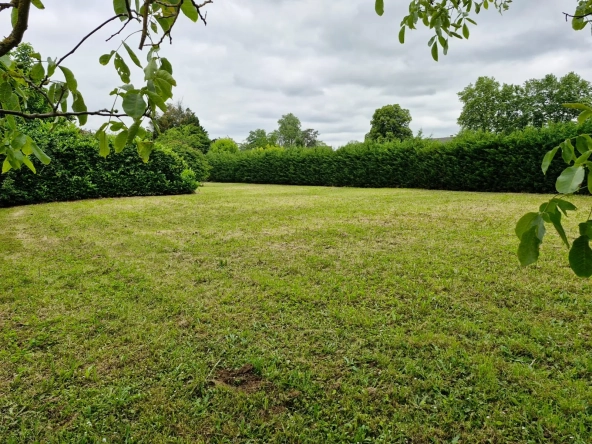Maison de village authentique avec piscine et terrain constructible à Lamothe-Montravel 