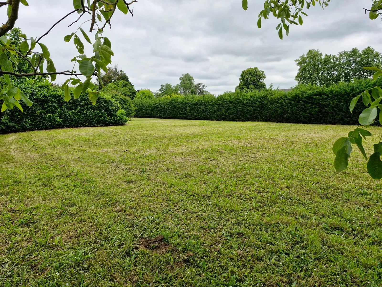 Maison de village authentique avec piscine et terrain constructible à Lamothe-Montravel 