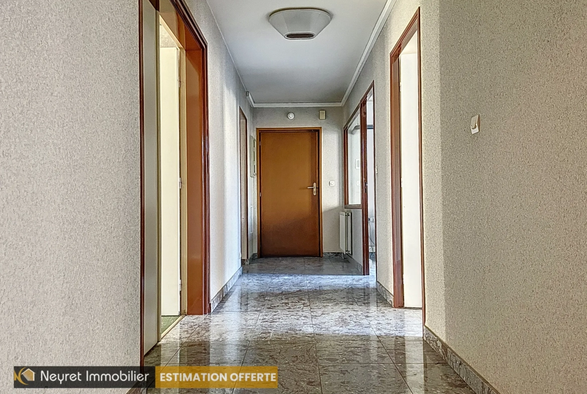 Ensemble de 3 appartements à Saint-Étienne Centre avec garages et jardin à rénover 