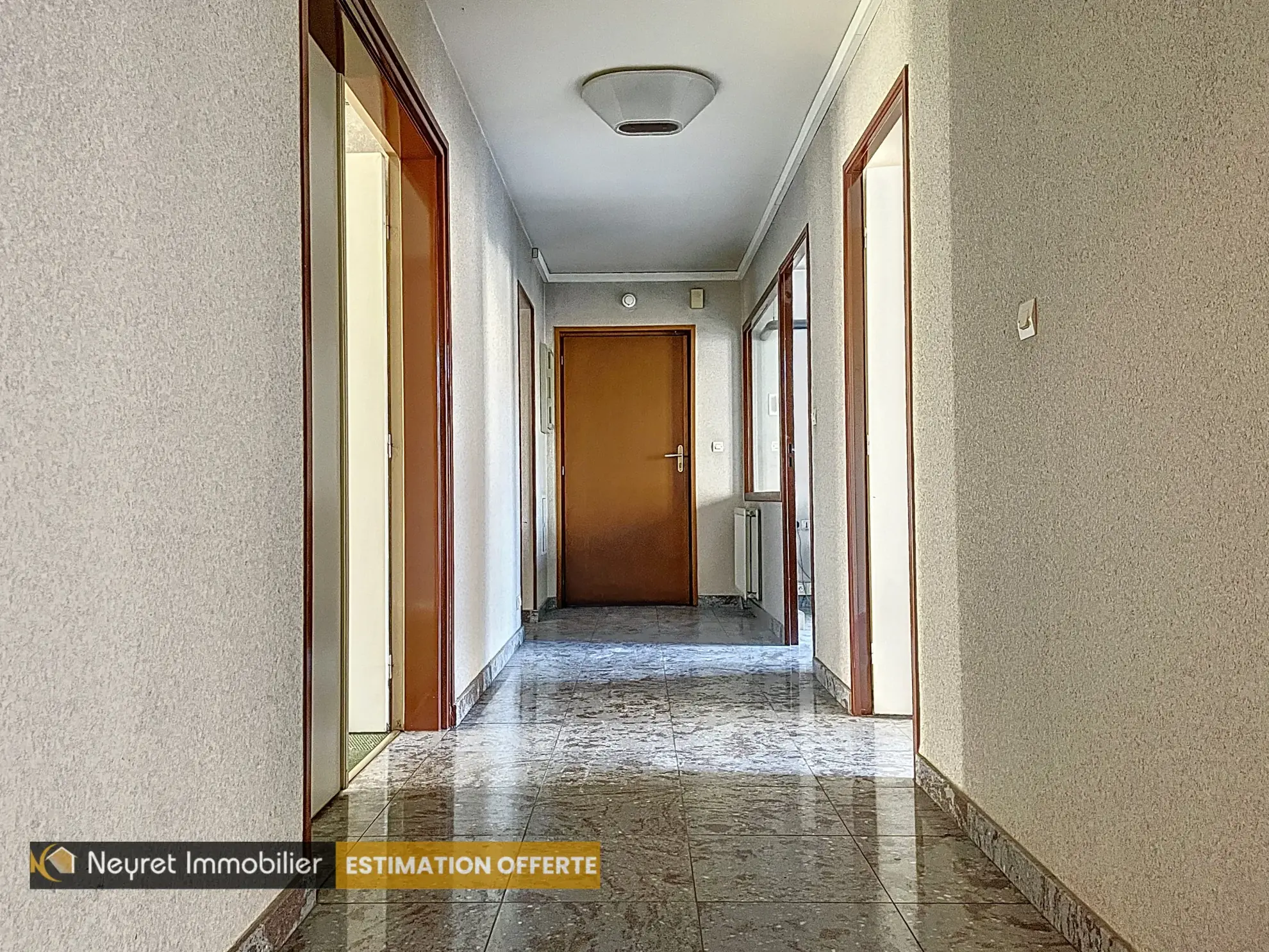 Ensemble de 3 appartements à Saint-Étienne Centre avec garages et jardin à rénover 