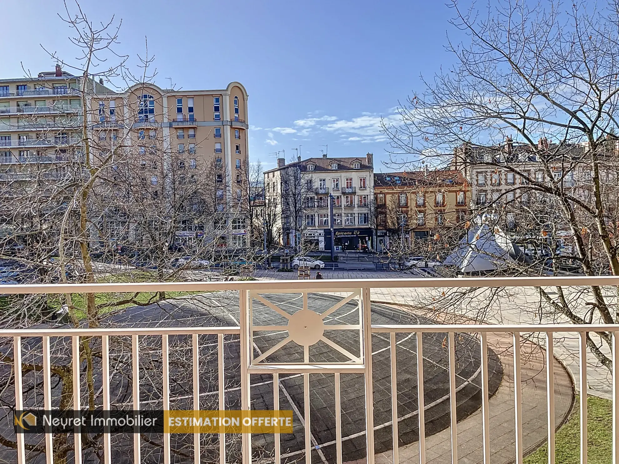Ensemble de 3 appartements à Saint-Étienne Centre avec garages et jardin à rénover 