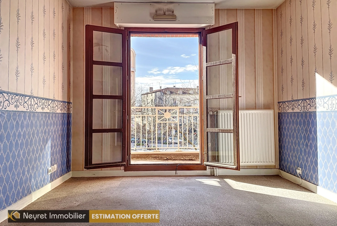 Ensemble de 3 appartements à Saint-Étienne Centre avec garages et jardin à rénover 