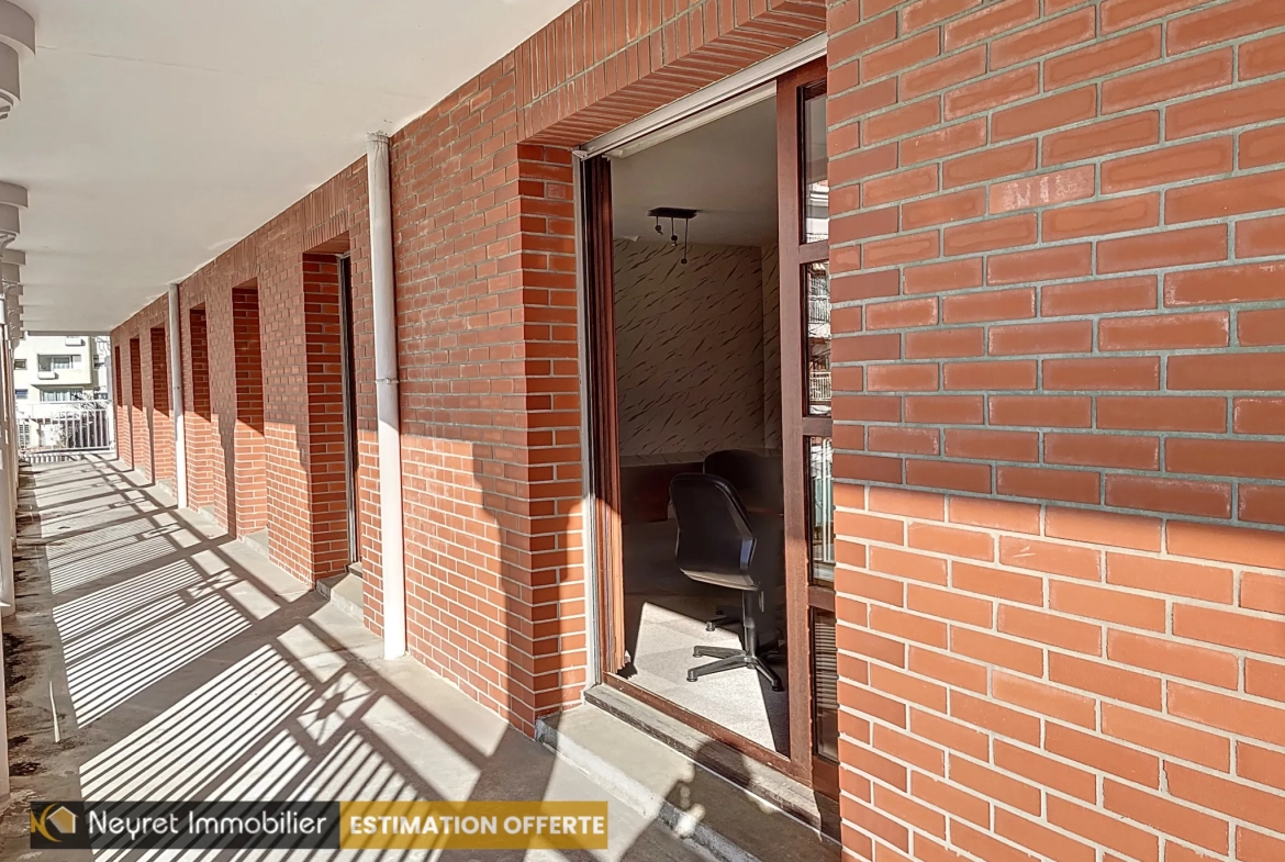 Ensemble de 3 appartements à Saint-Étienne Centre avec garages et jardin à rénover 