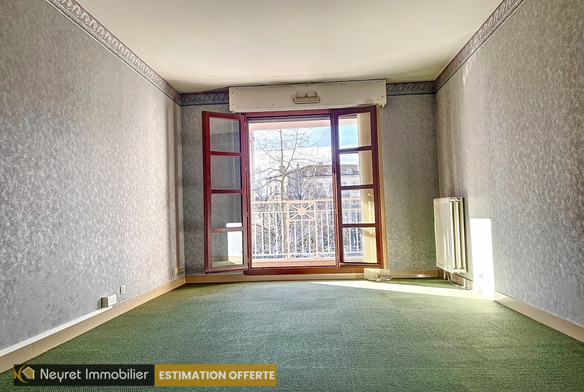 Ensemble de 3 appartements à Saint-Étienne Centre avec garages et jardin à rénover 