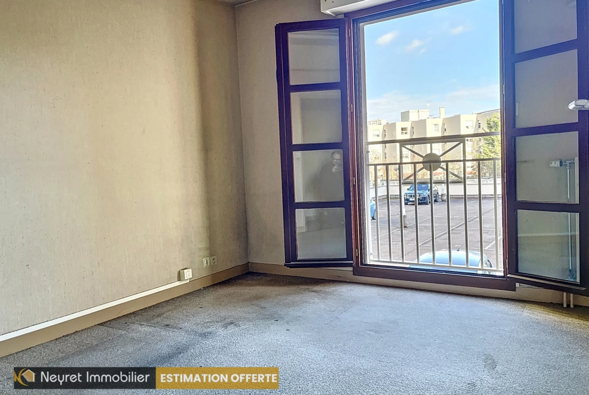 Ensemble de 3 appartements à Saint-Étienne Centre avec garages et jardin à rénover 