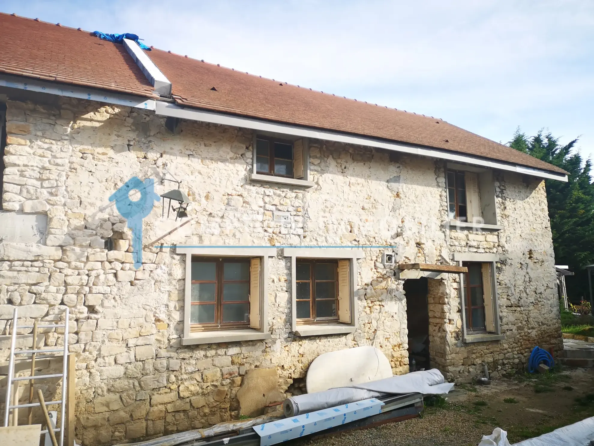 Corps de ferme à rénover avec grand terrain proche La Ferté-Alais 