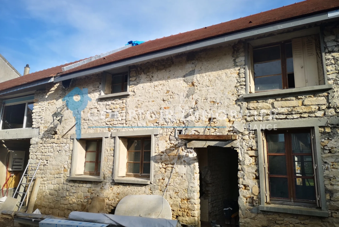 Corps de ferme à rénover avec grand terrain proche La Ferté-Alais 