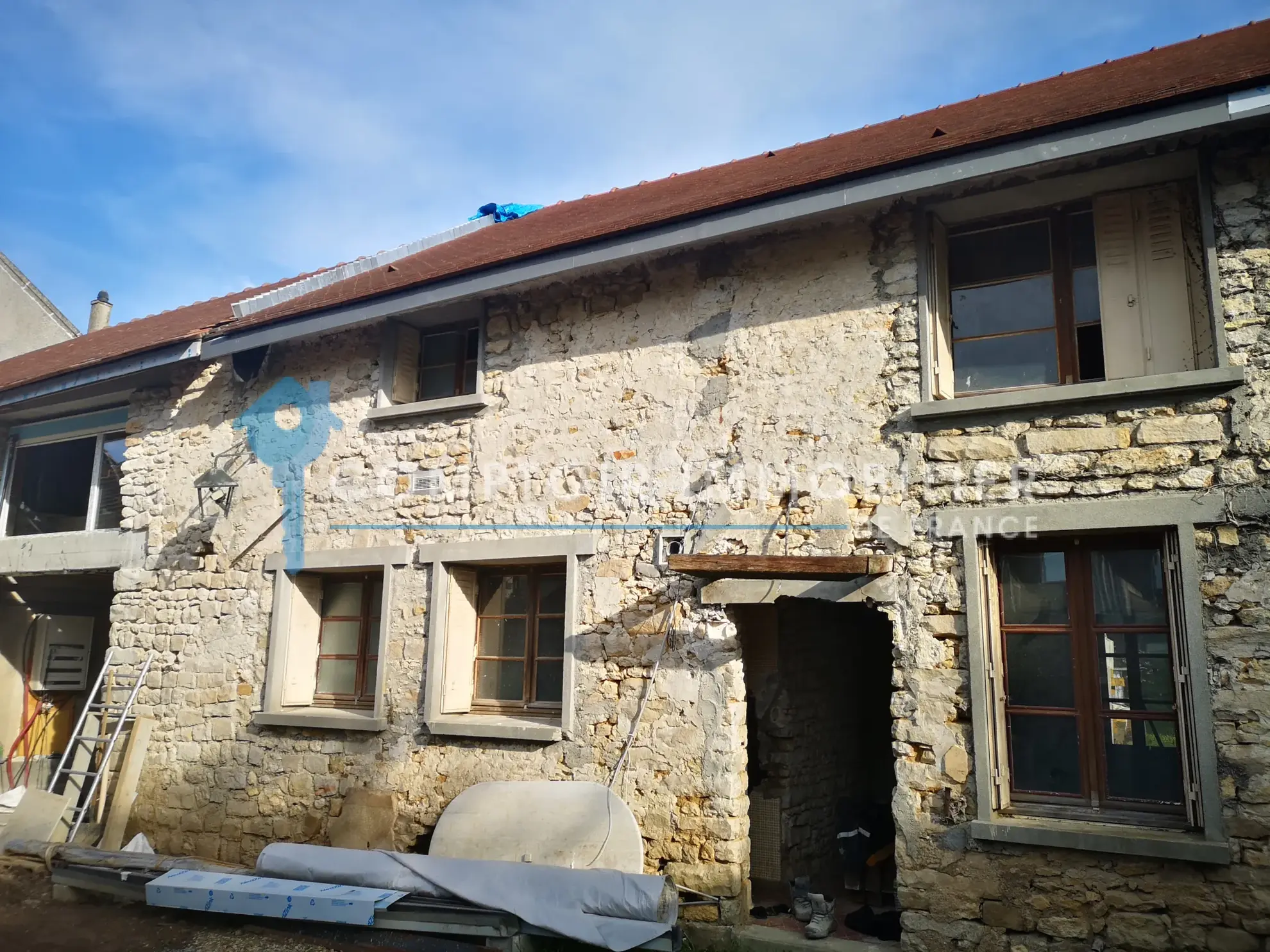 Corps de ferme à rénover avec grand terrain proche La Ferté-Alais 