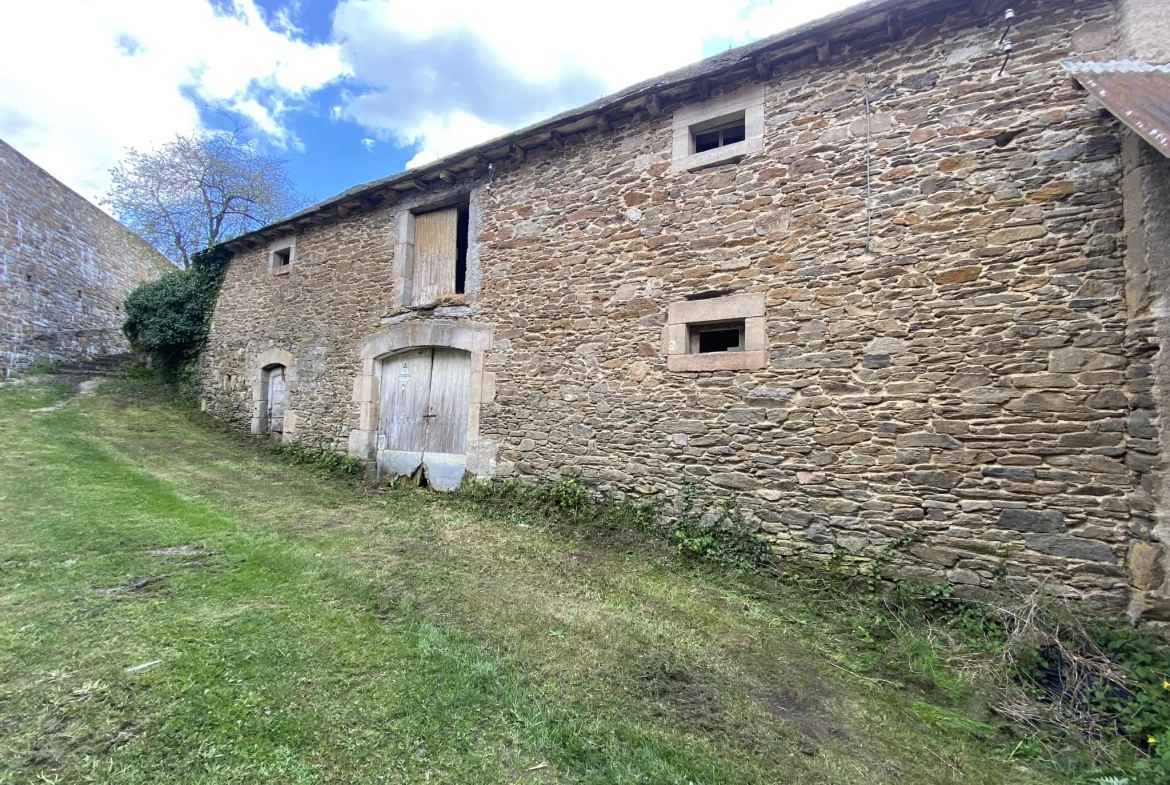 Grand ensemble immobilier en pierre avec terrain constructible à Ségur, Aveyron 