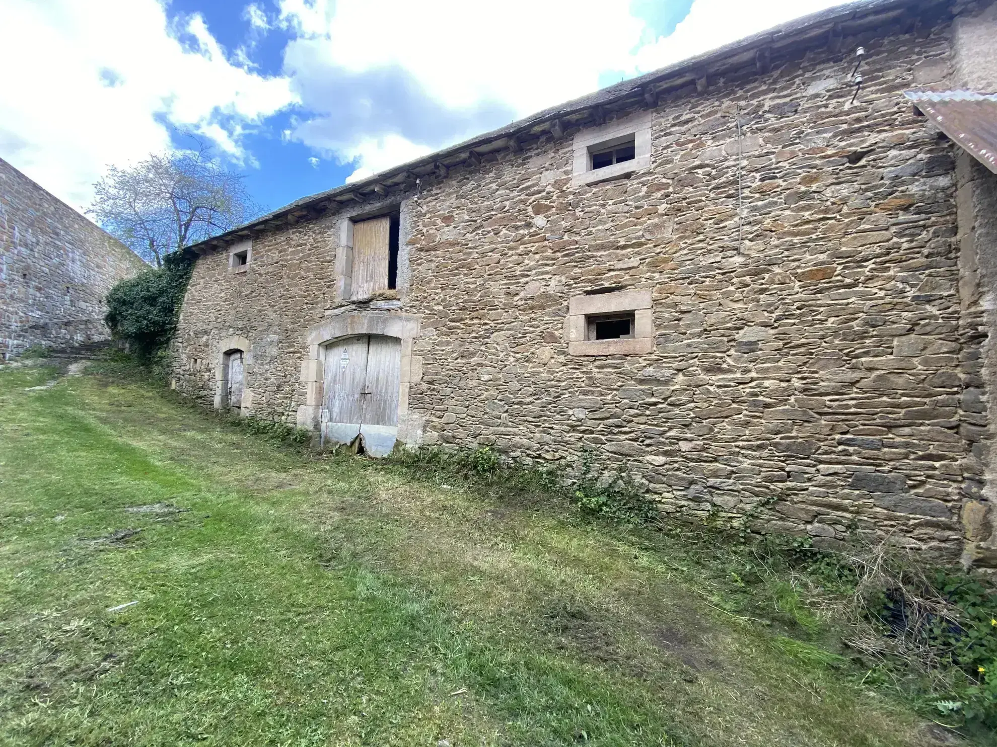 Grand ensemble immobilier en pierre avec terrain constructible à Ségur, Aveyron 