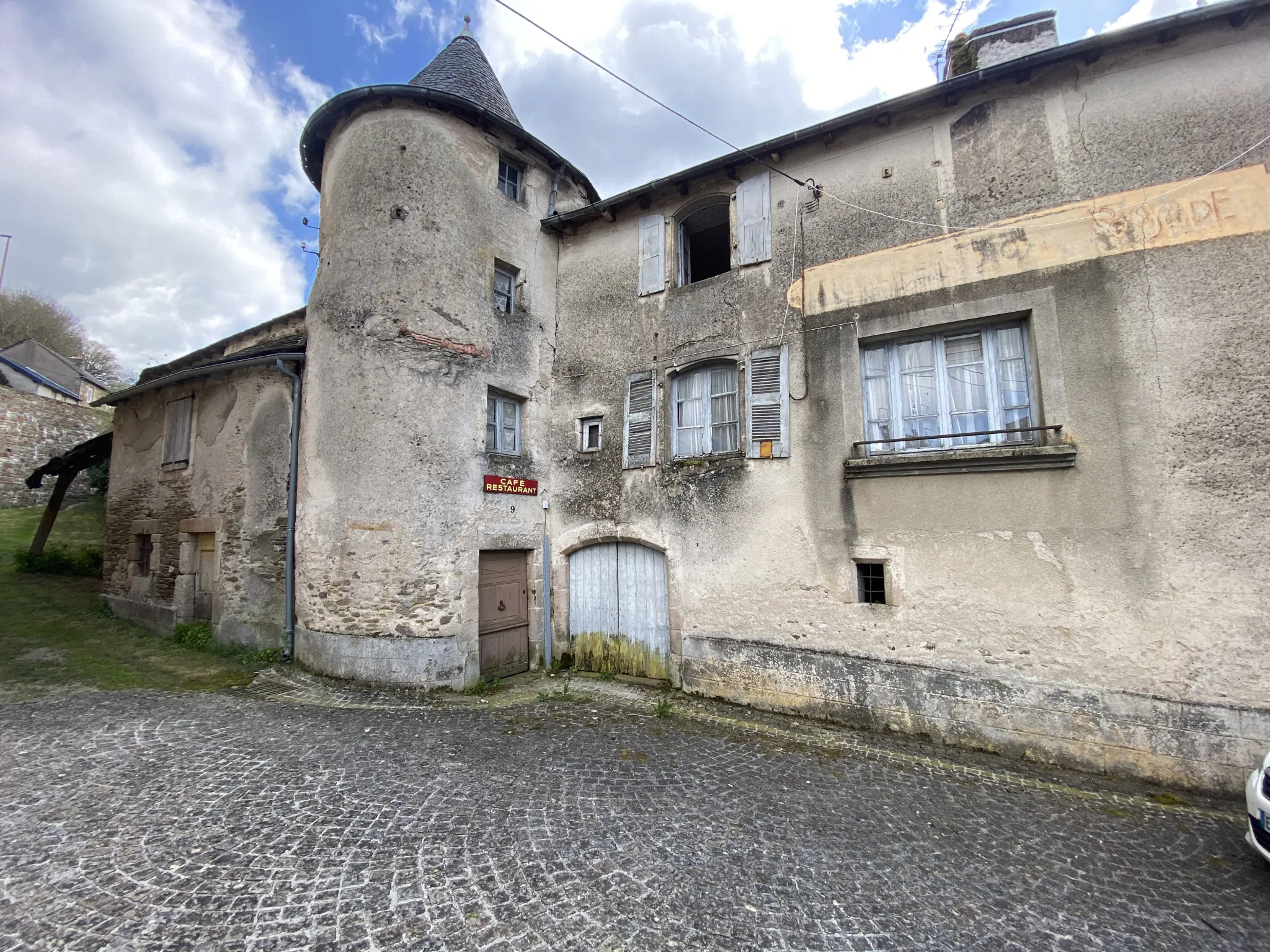 Grand ensemble immobilier en pierre avec terrain constructible à Ségur, Aveyron 