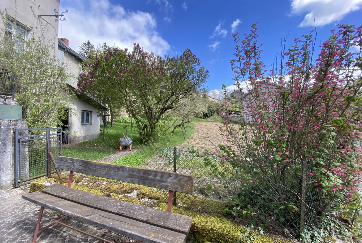 Grand ensemble immobilier en pierre avec terrain constructible à Ségur, Aveyron 