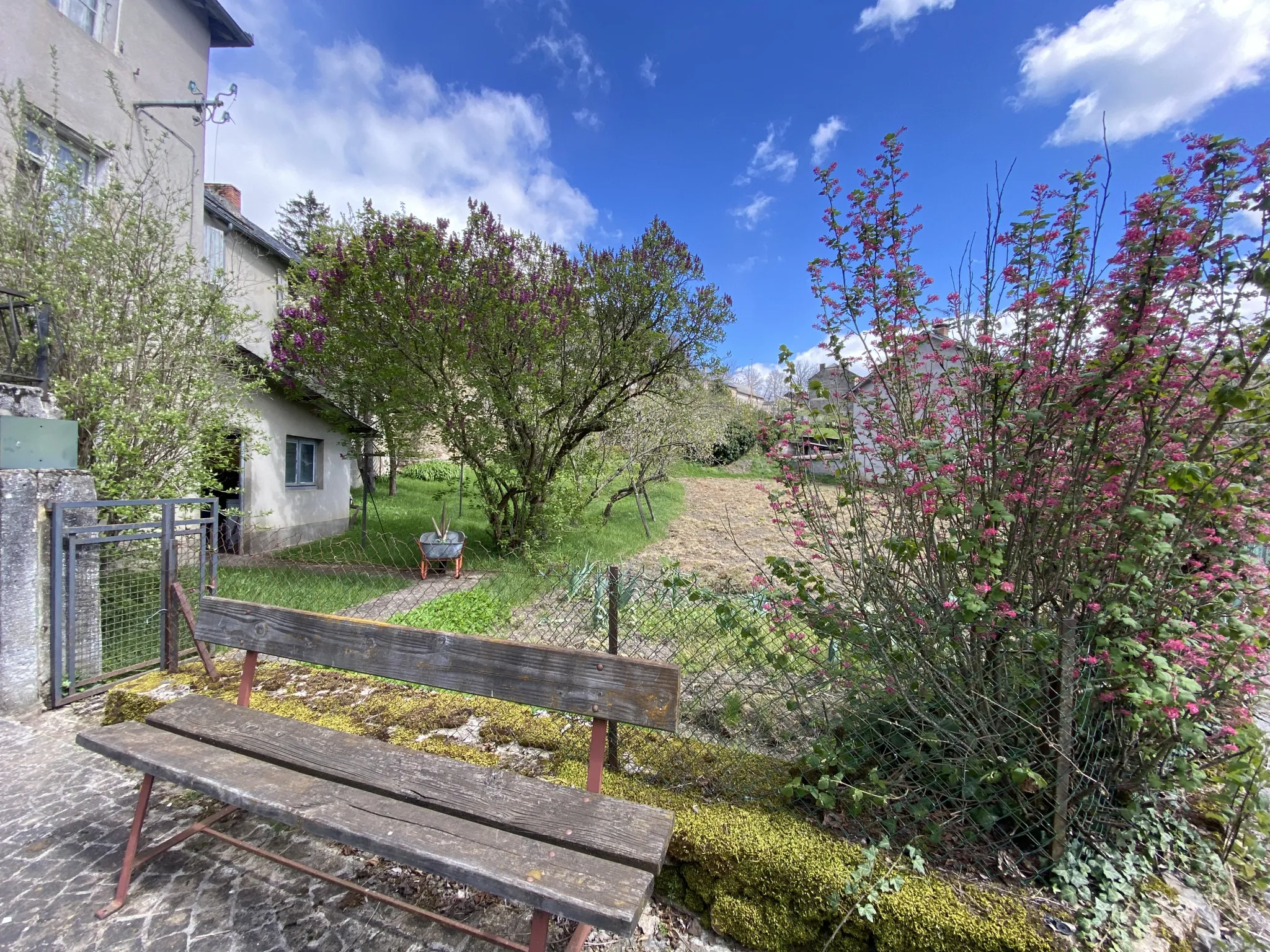 Grand ensemble immobilier en pierre avec terrain constructible à Ségur, Aveyron 