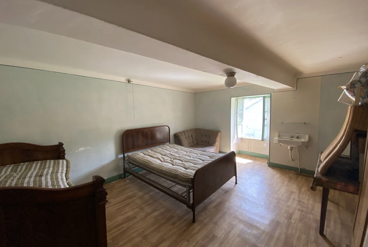 Grand ensemble immobilier en pierre avec terrain constructible à Ségur, Aveyron 