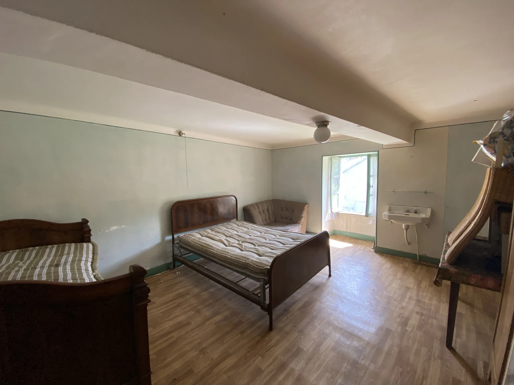 Grand ensemble immobilier en pierre avec terrain constructible à Ségur, Aveyron 