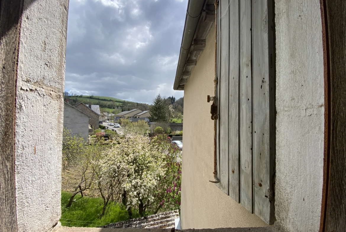 Grand ensemble immobilier en pierre avec terrain constructible à Ségur, Aveyron 
