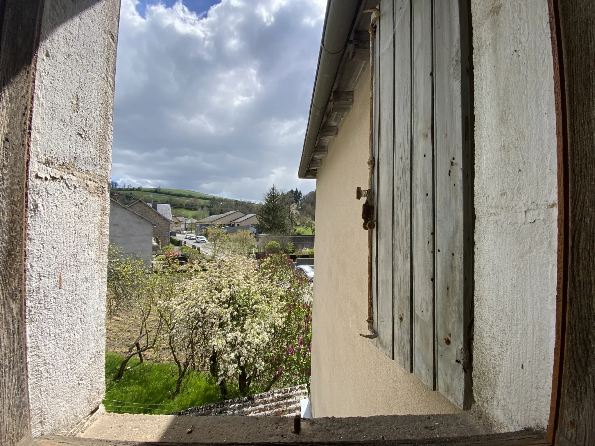 Grand ensemble immobilier en pierre avec terrain constructible à Ségur, Aveyron 
