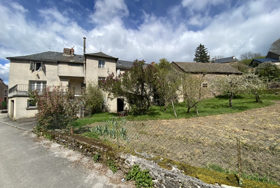 Grand ensemble immobilier en pierre avec terrain constructible à Ségur, Aveyron 