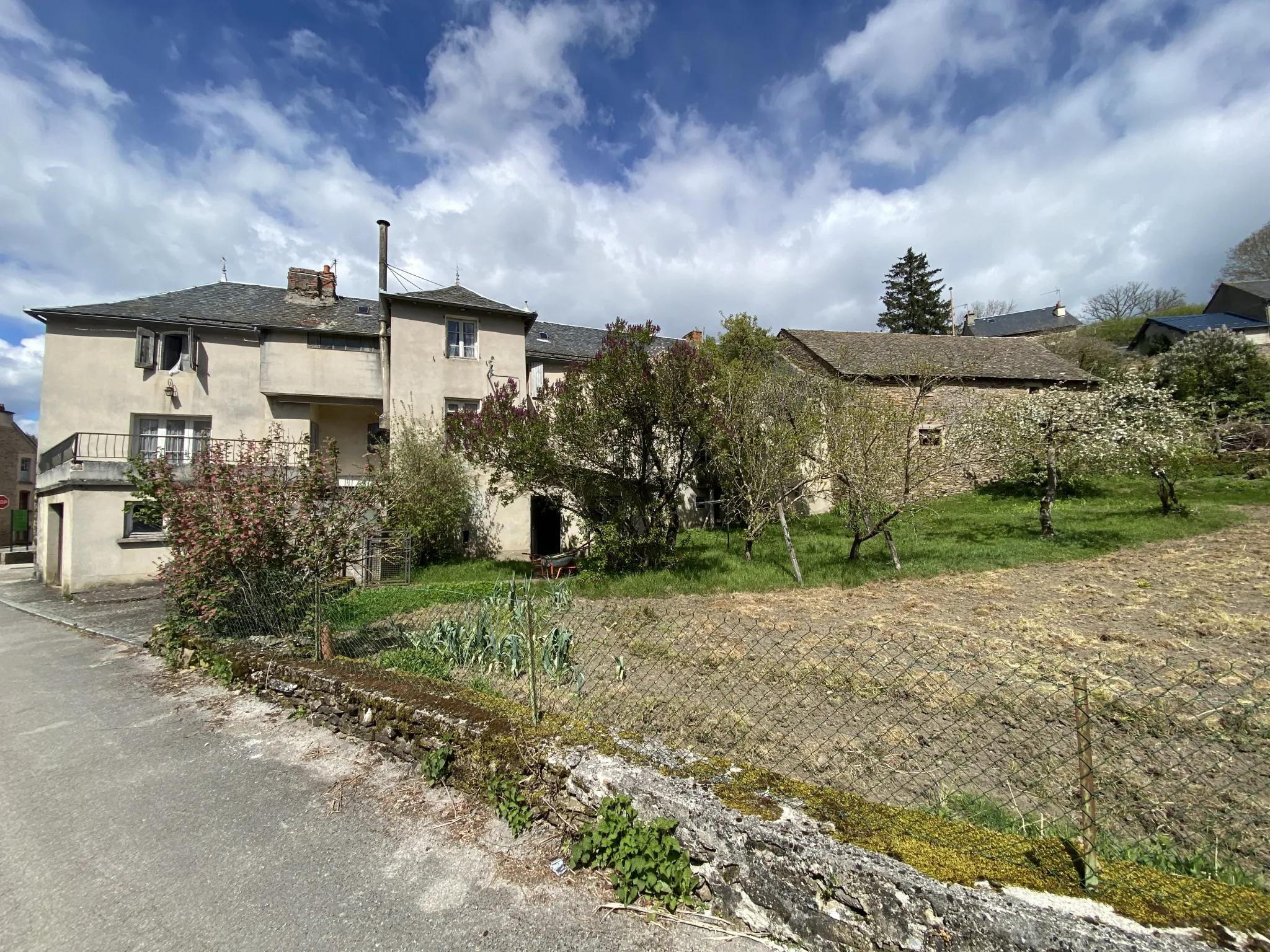 Grand ensemble immobilier en pierre avec terrain constructible à Ségur, Aveyron 