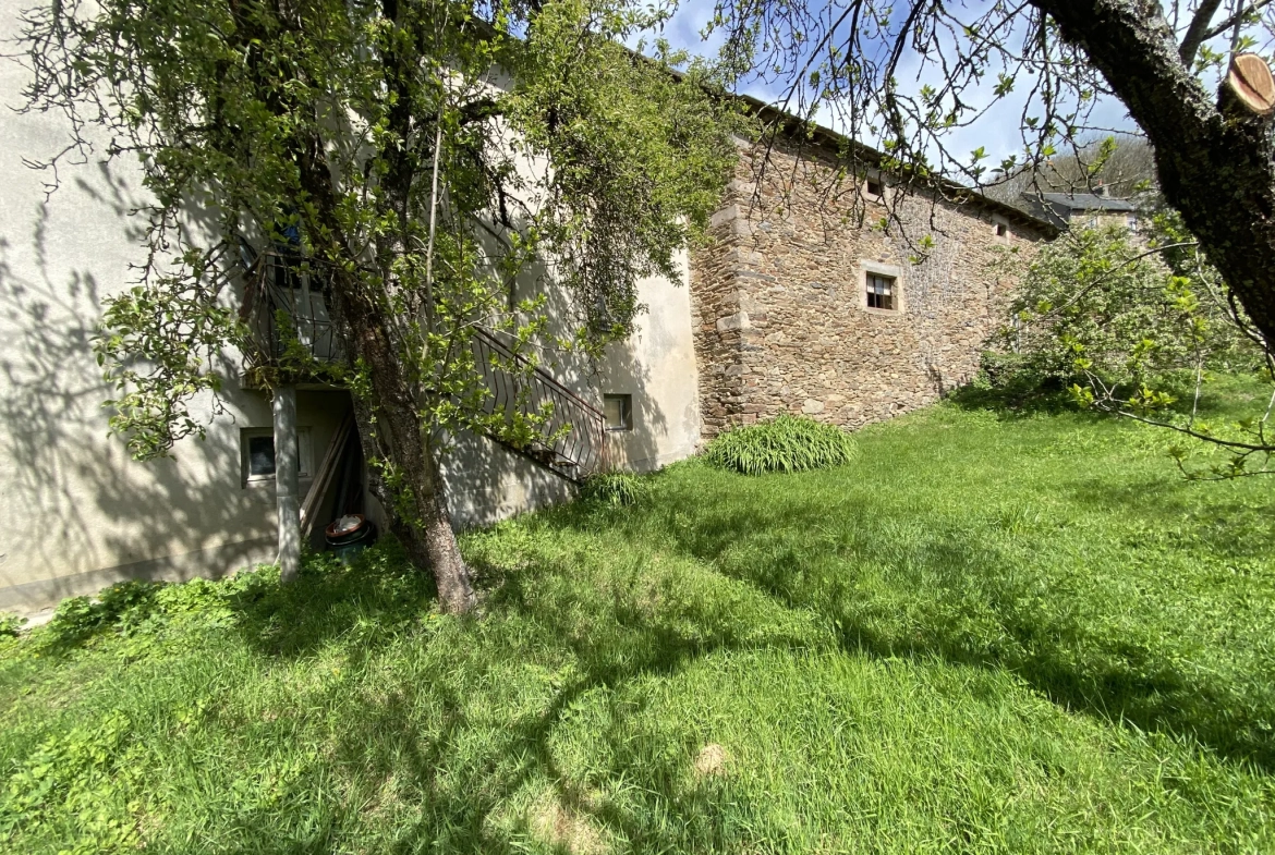 Grand ensemble immobilier en pierre avec terrain constructible à Ségur, Aveyron 