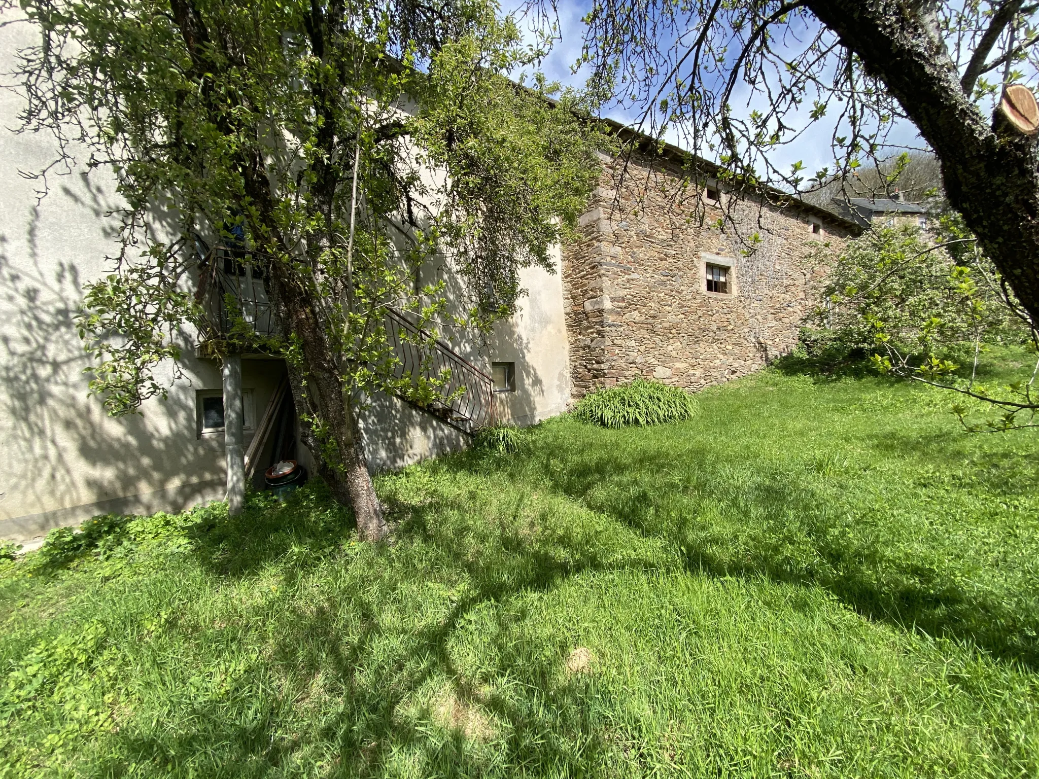 Grand ensemble immobilier en pierre avec terrain constructible à Ségur, Aveyron 