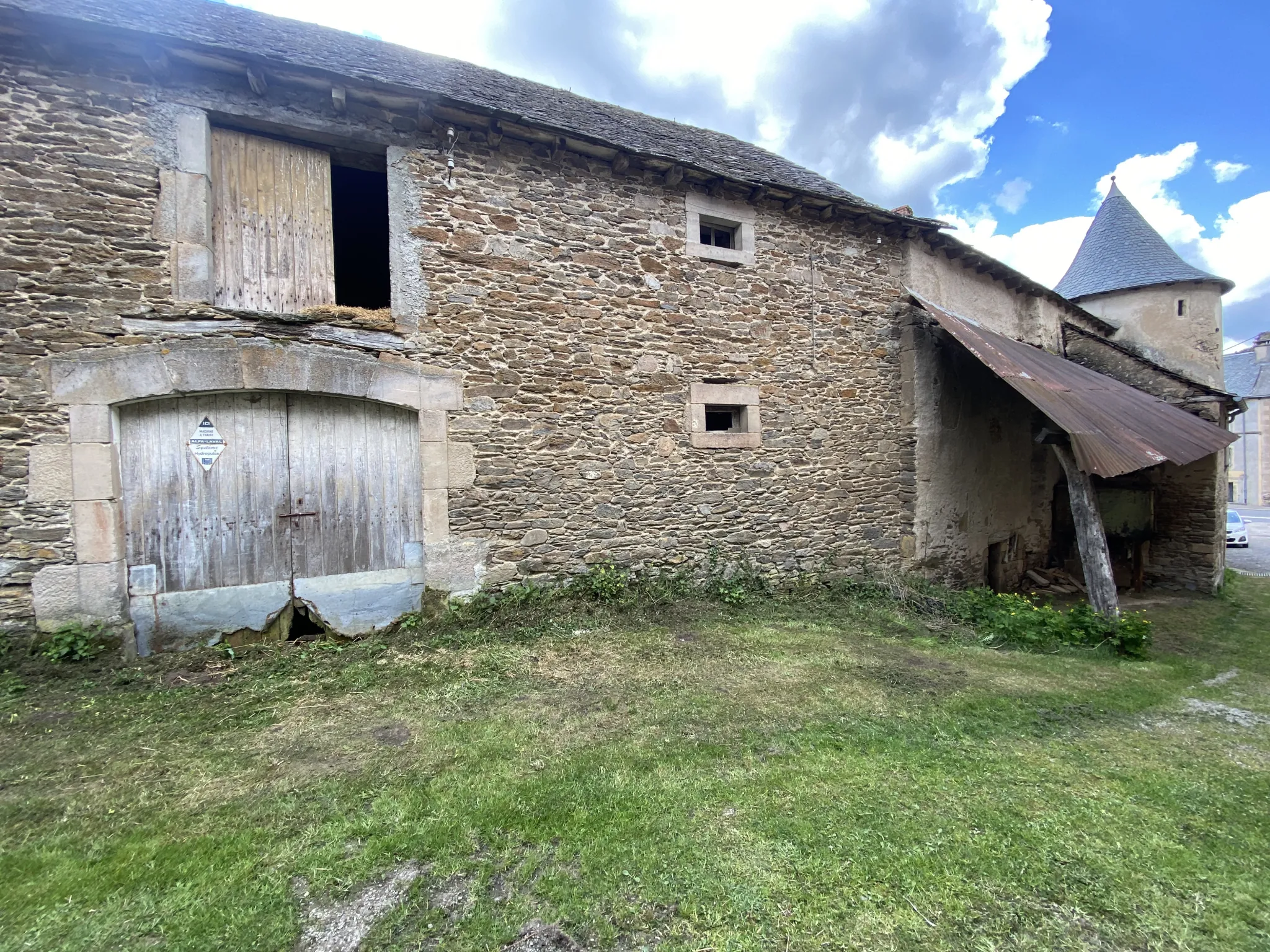 Grand ensemble immobilier en pierre avec terrain constructible à Ségur, Aveyron 