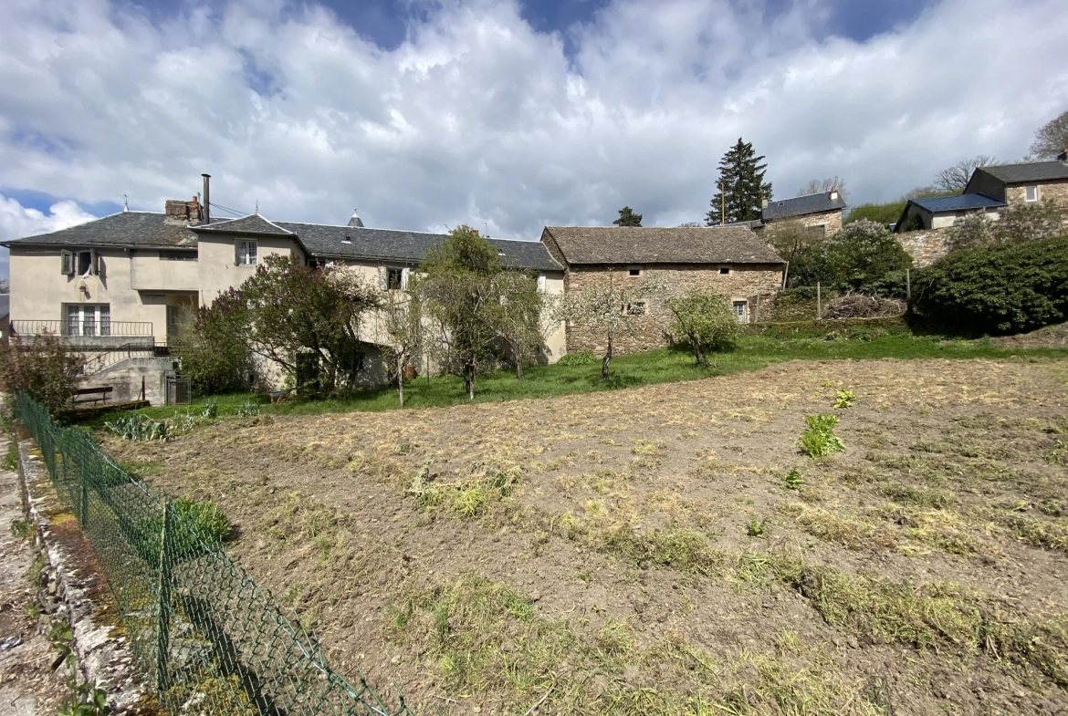 Grand ensemble immobilier en pierre avec terrain constructible à Ségur, Aveyron 