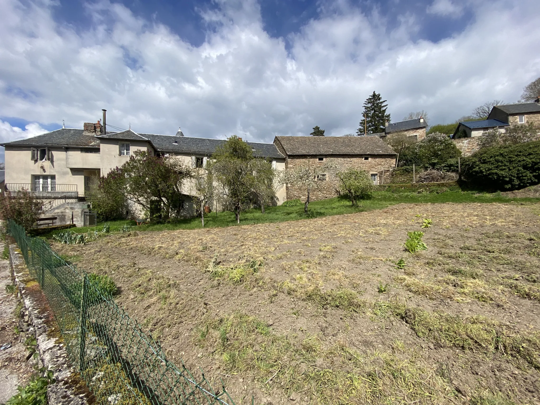Grand ensemble immobilier en pierre avec terrain constructible à Ségur, Aveyron 