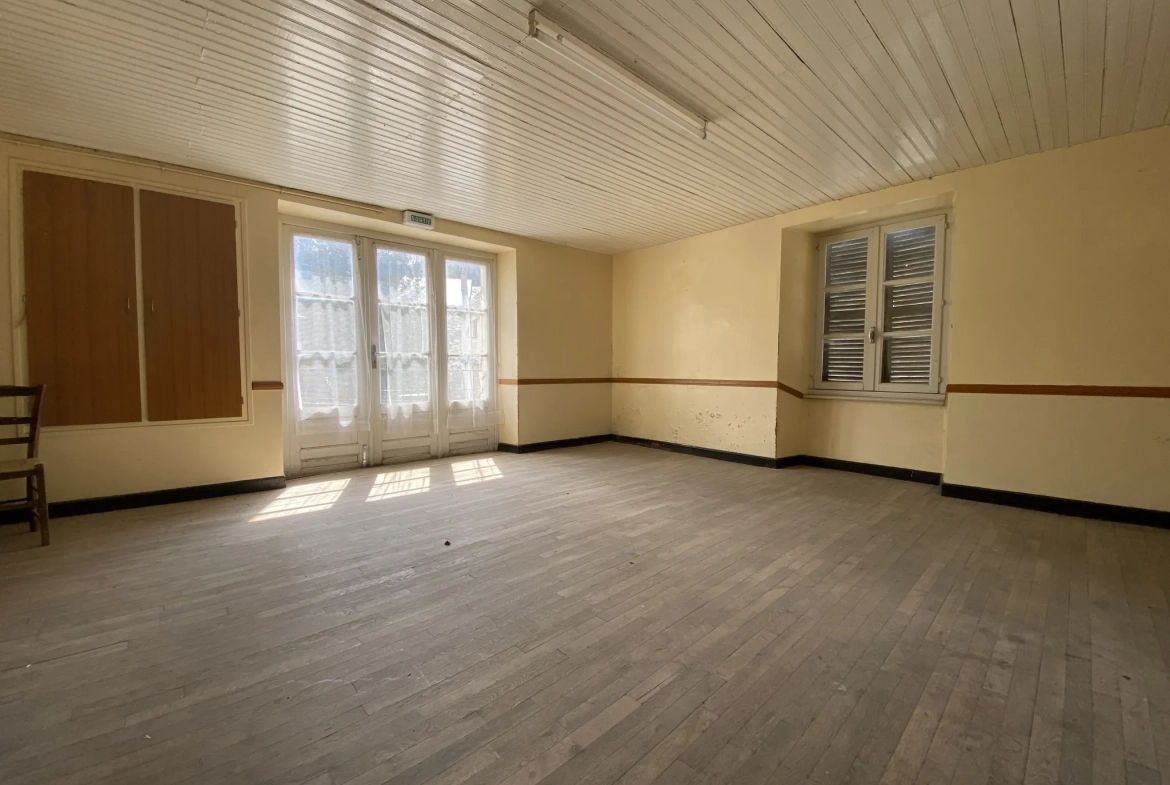Grand ensemble immobilier en pierre avec terrain constructible à Ségur, Aveyron 