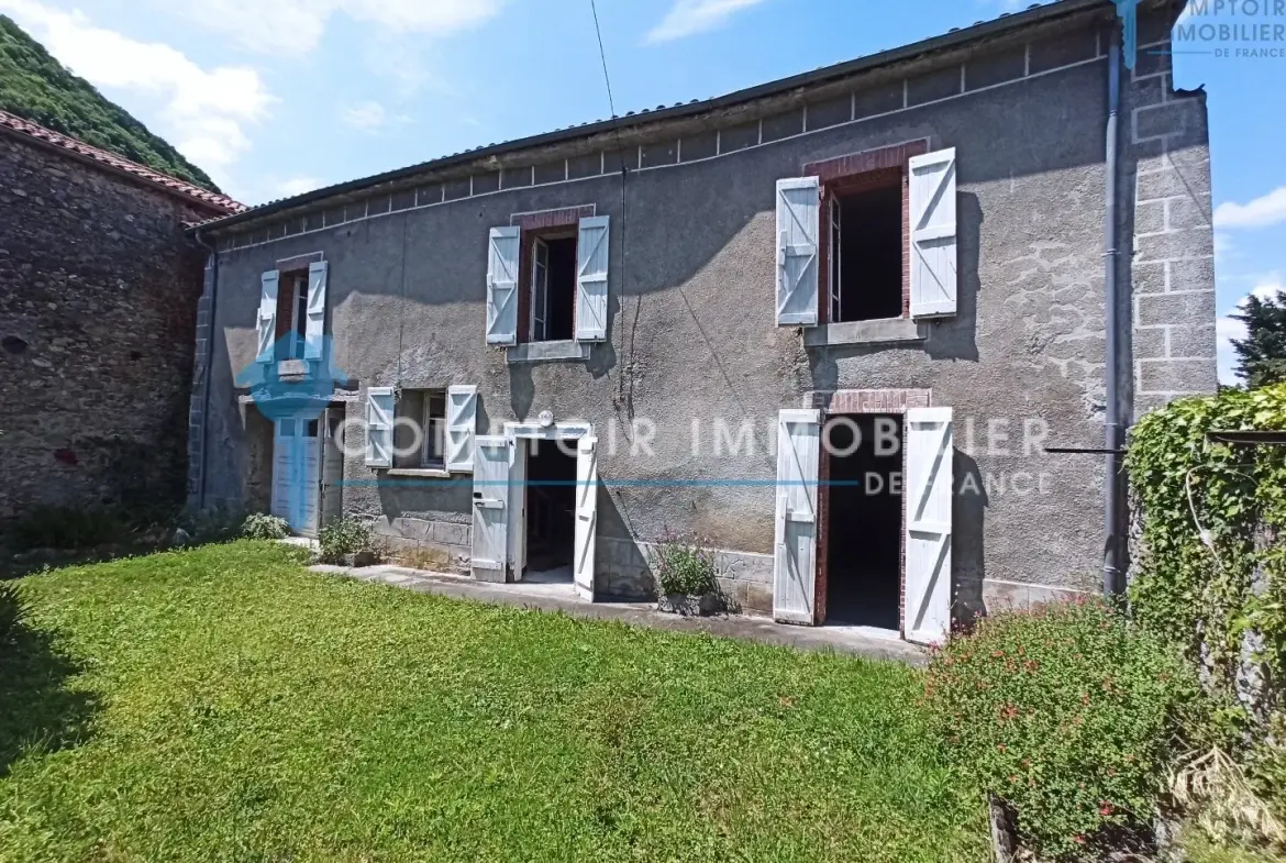Maison en pierre de 130 m² avec grange et garage à Bertren - Vue dégagée 