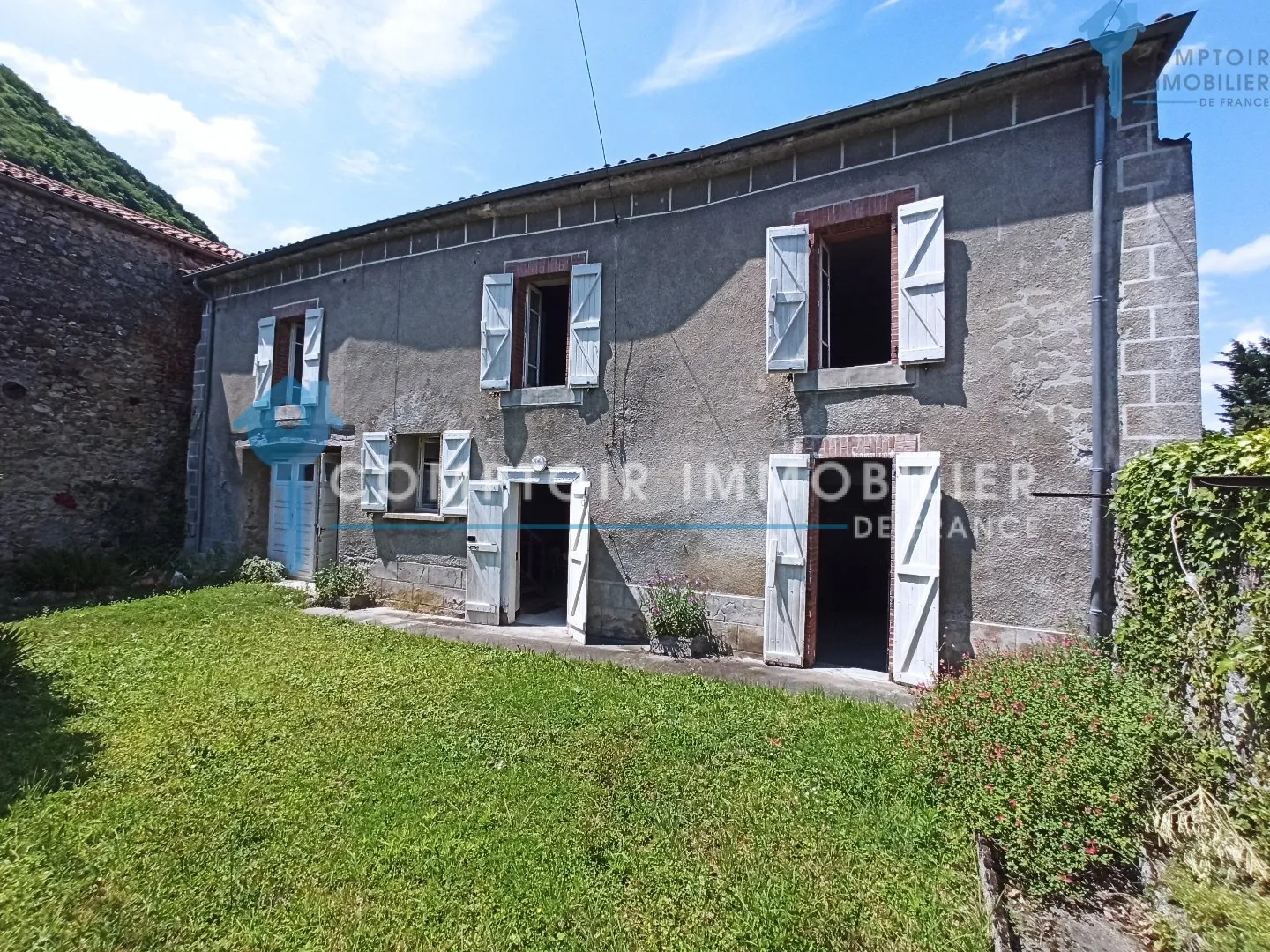 Maison en pierre de 130 m² avec grange et garage à Bertren - Vue dégagée 