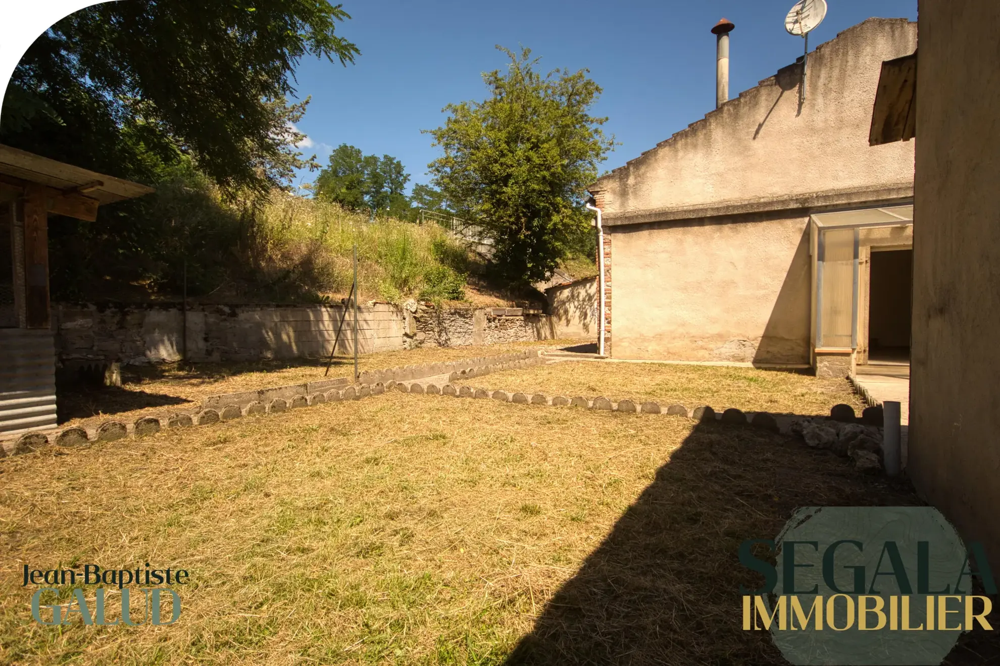 Maison de plain-pied à vendre à Blaye-Les-Mines avec jardin et garage 