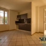 Maison de plain-pied à vendre à Blaye-Les-Mines avec jardin et garage