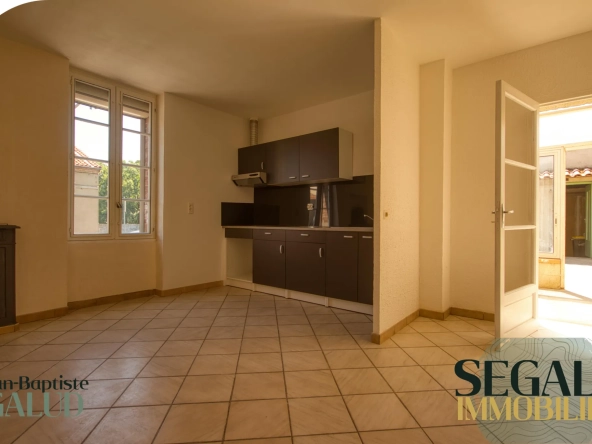 Maison de plain-pied à vendre à Blaye-Les-Mines avec jardin et garage