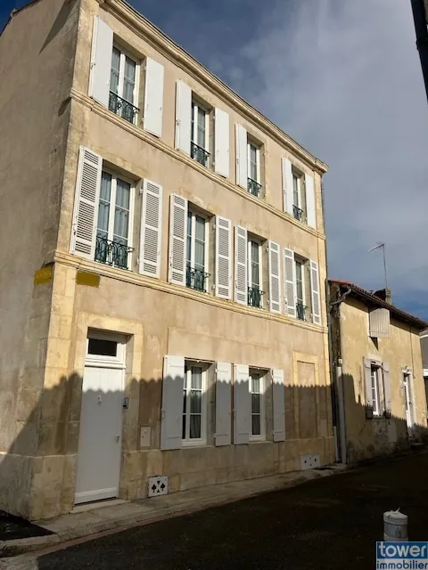 Grande maison à Saint Jean d'Angély avec 5 chambres et sous-sol de 45m² 