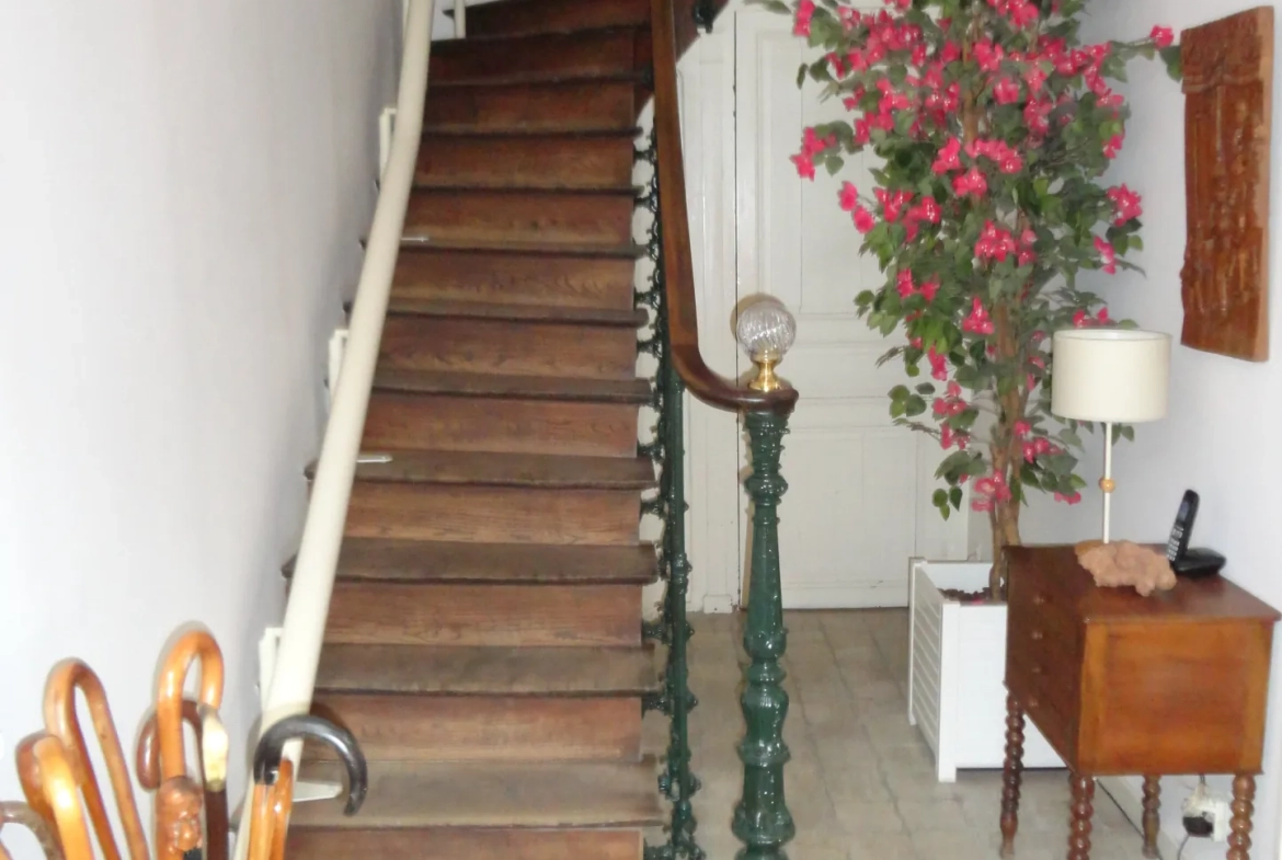 Grande maison à Saint Jean d'Angély avec 5 chambres et sous-sol de 45m² 