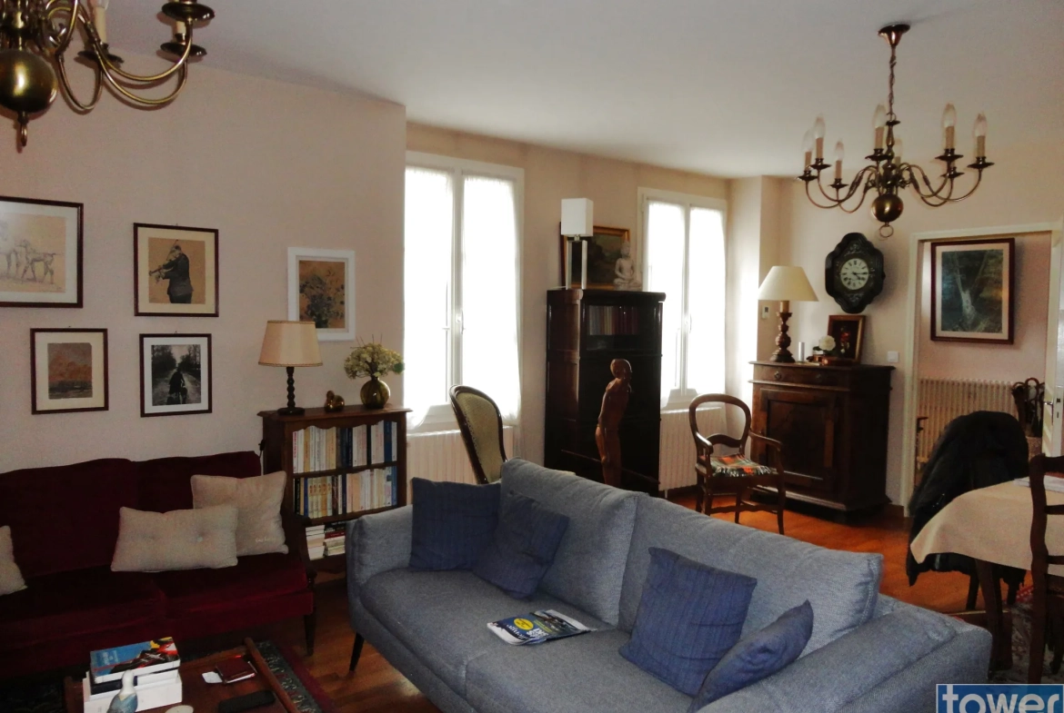 Grande maison à Saint Jean d'Angély avec 5 chambres et sous-sol de 45m² 