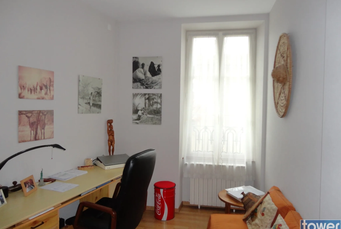 Grande maison à Saint Jean d'Angély avec 5 chambres et sous-sol de 45m² 