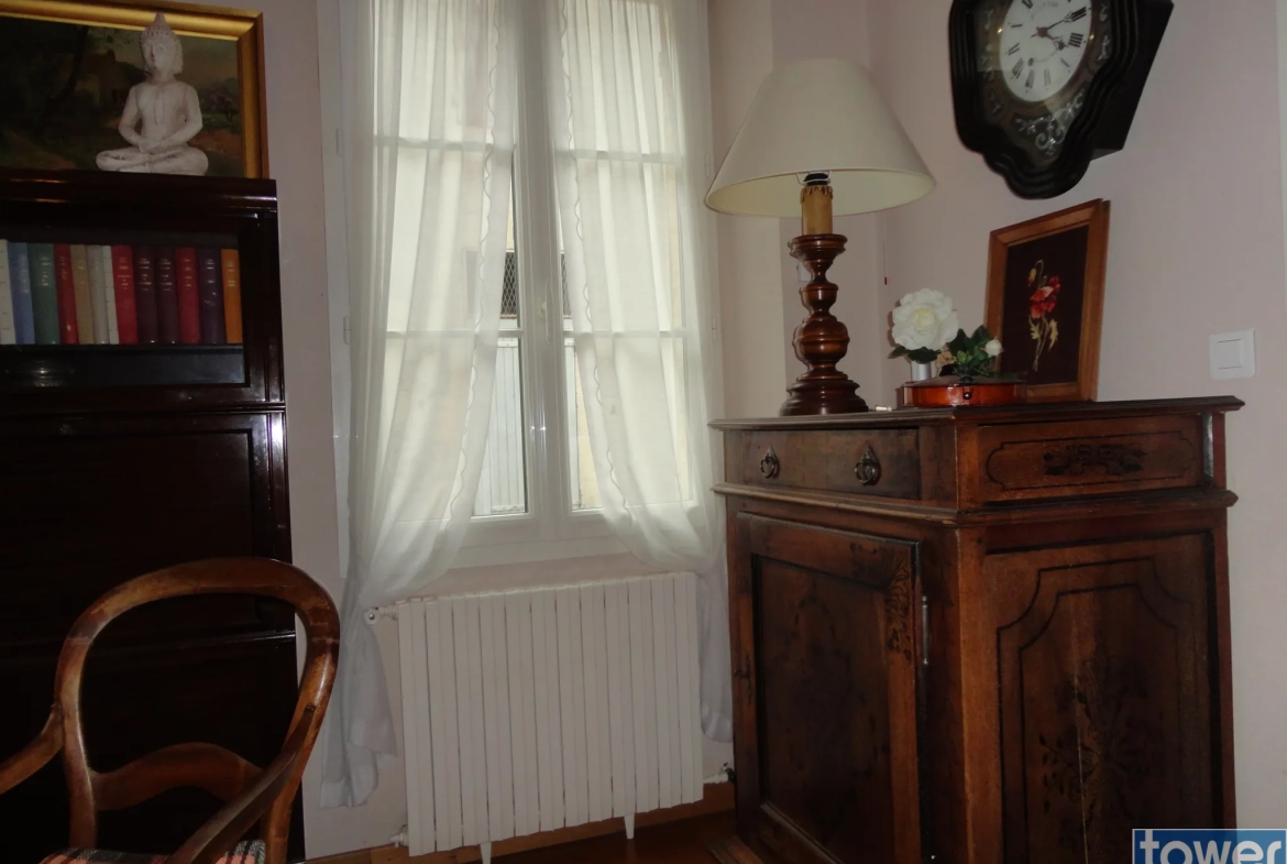 Grande maison à Saint Jean d'Angély avec 5 chambres et sous-sol de 45m² 