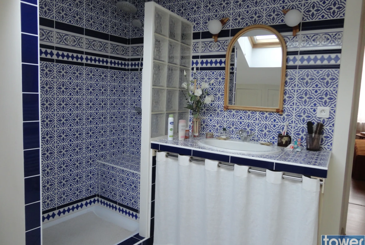 Grande maison à Saint Jean d'Angély avec 5 chambres et sous-sol de 45m² 