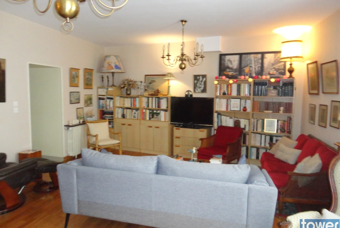 Grande maison à Saint Jean d'Angély avec 5 chambres et sous-sol de 45m² 