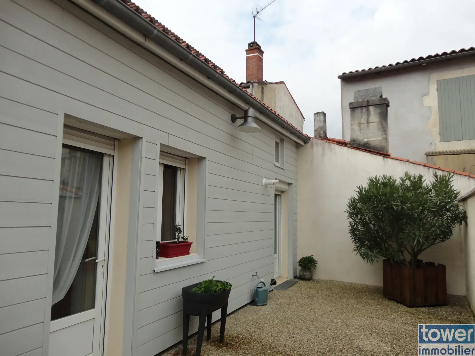 Grande maison à Saint Jean d'Angély avec 5 chambres et sous-sol de 45m² 