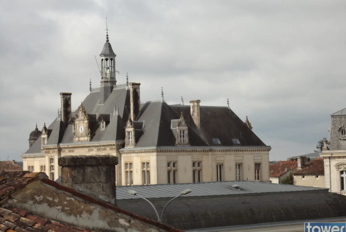 Grande maison à Saint Jean d'Angély avec 5 chambres et sous-sol de 45m² 
