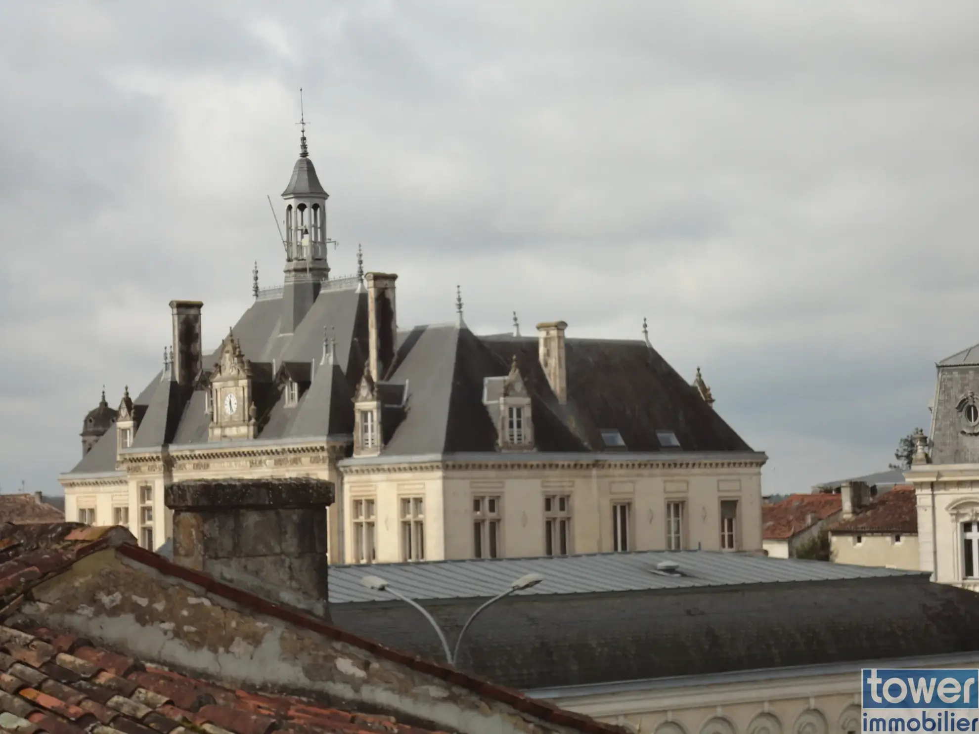 Grande maison à Saint Jean d'Angély avec 5 chambres et sous-sol de 45m² 