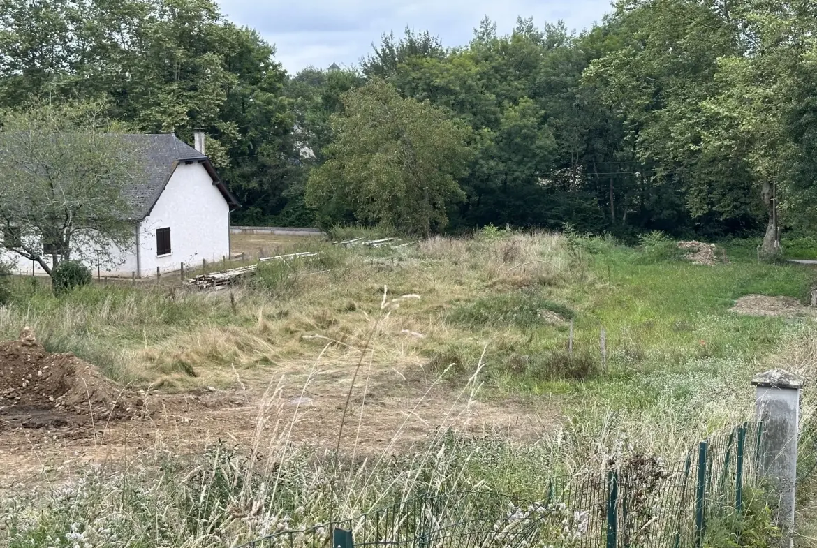 Terrain constructible de 1.006 m² à Moumour, environnement calme et raccordé 