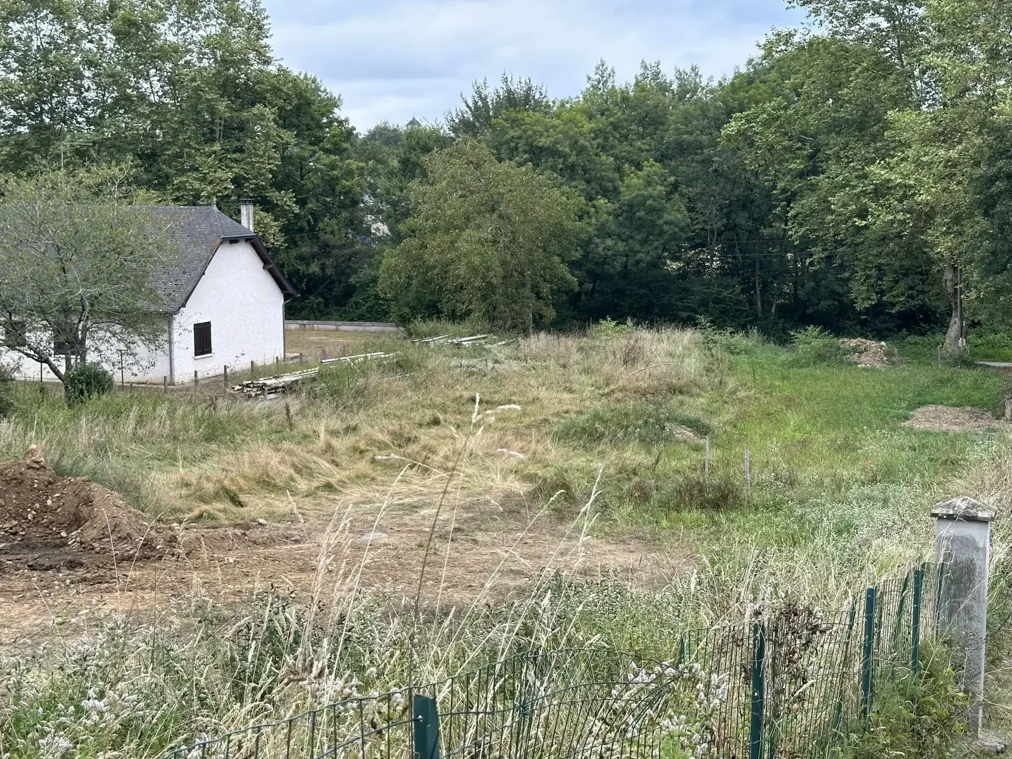 Terrain constructible de 1.006 m² à Moumour, environnement calme et raccordé 